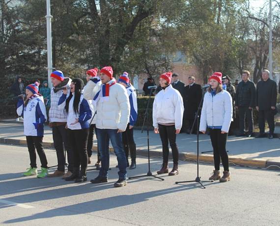 Партийцы Новочеркасска пришли на митинг в честь Дня народного единства