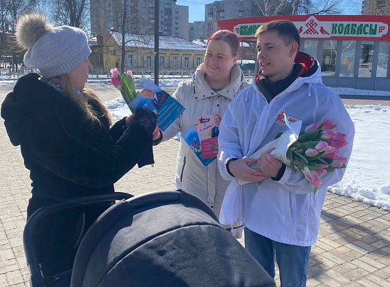 В преддверии 8 Марта Алексей Журавлев подарил цветы жительницам Тамбова