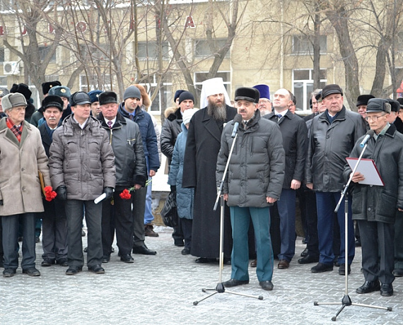 Челябинские активисты возложили цветы к памятнику "Доблестным сынам Отечества"
