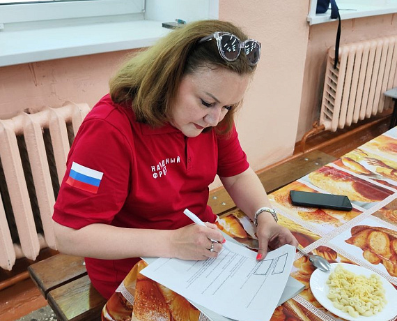 Елена Иванова приняла участие в мониторинге питания в детских лагерях Сыктывкара