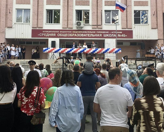 Владимир Сухарев поздравил школьников и педагогов с началом учебного года