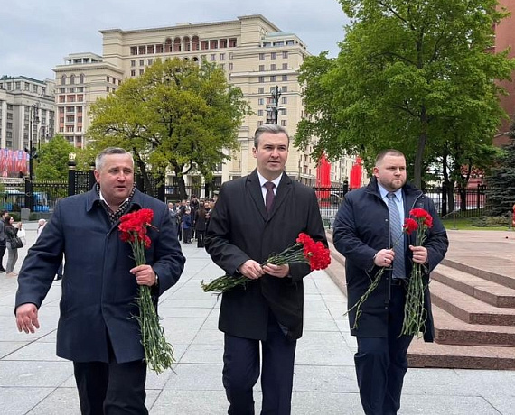 Соратники партии "РОДИНА" возложили венки и цветы к Могиле Неизвестного Солдата