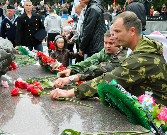 Челябинские активисты поздравили земляков с Днём ВМФ
