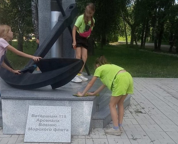 Накануне Дня памяти и скорби ребята из трудового отряда школьников привели в порядок памятник ветеранам в Новосибирске