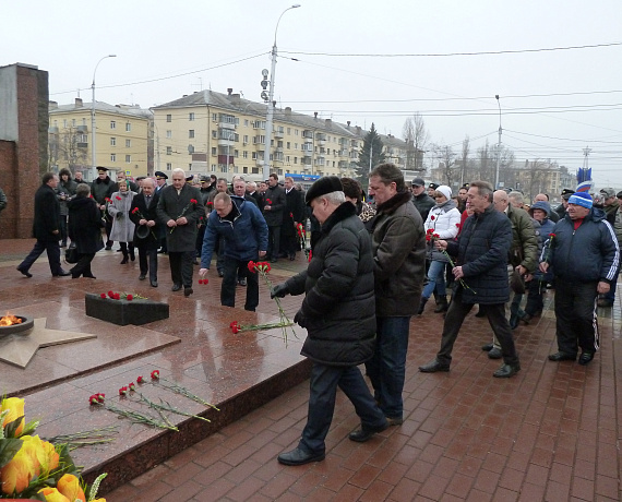 В Липецке партийцы возложили венки и цветы к "Вечному огню"