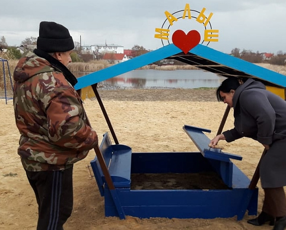 Воронежские родинцы оборудовали детскую площадку