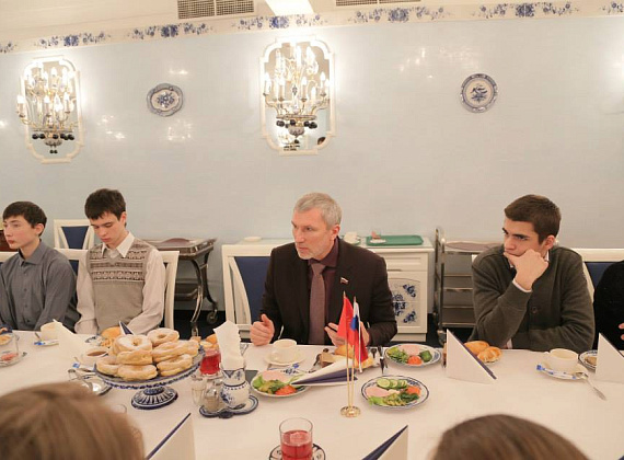 Алексей Журавлёв принял в Госдуме детей с Донбасса, 09.02.2015