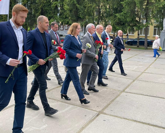 Журавлев в Сыктывкаре возложил цветы к мемориалу "Скорбящий воин"