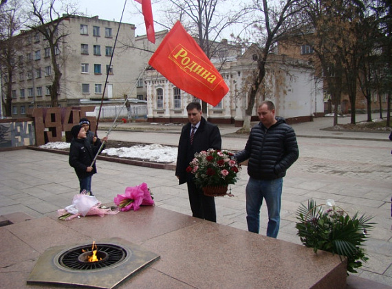 Местное отделения Партии в Георгиевском районе организовало возложение цветов у памятника войнам освободителям в день празднования 23 февраля