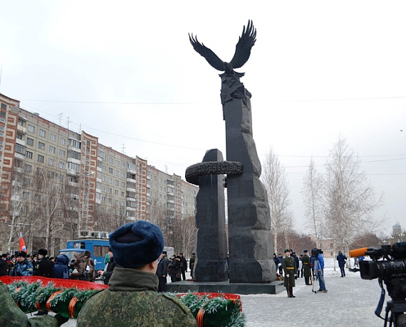 Челябинские активисты возложили цветы к памятнику "Доблестным сынам Отечества"