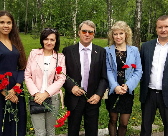 Новомосковские партийцы почтили память тех, кто погиб за Родину
