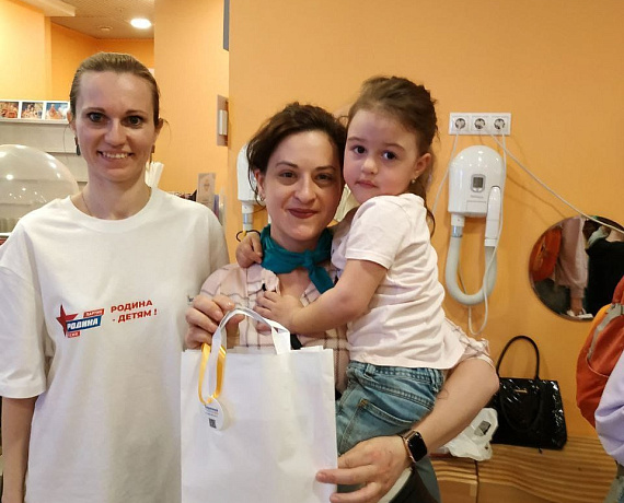 В Подмосковье прошла акция " РОДИНА -  ДЕТЯМ"  с ОВЗ в аквапарке.