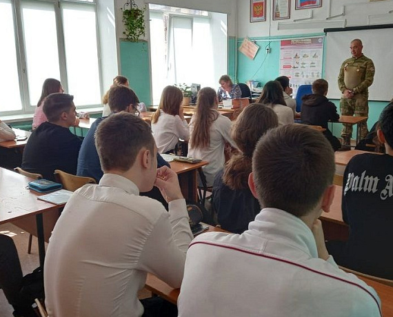 По инициативе Вячеслава Илюхина на Уроки мужества в школы Новосибирска пришёл участник СВО