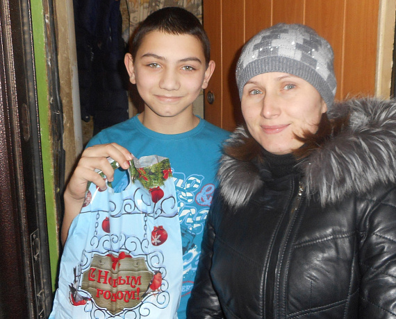 В преддверии Нового года тульская "РОДИНА" дарит подарки детям и ветеранам