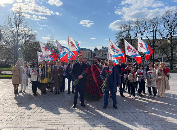 Соратники партии "РОДИНА" возложили венки и цветы к Могиле Неизвестного Солдата, 06.05.2022
