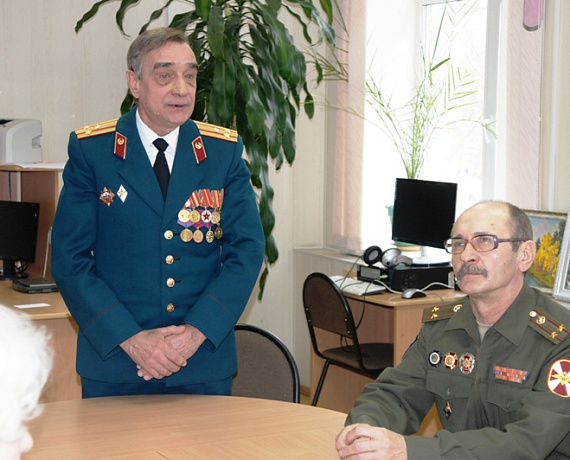 Активист открыл выставку своих картин в Кыштыме