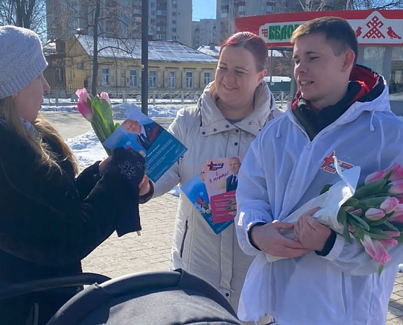 В преддверии 8 Марта Алексей Журавлев подарил жительницам Тамбова цветы