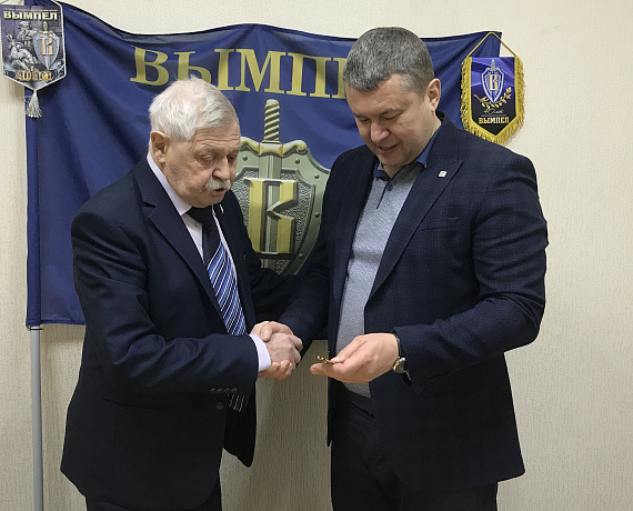 Валерий Барсук вручил награду герою Афганской войны