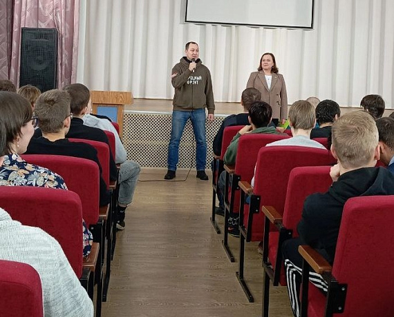 Елена Иванова вместе с коллегами из Народного фронта провели патриотическую встречу со студентами
