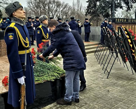 Делегация Воронежской "РОДИНЫ" в День Героев Отечества возложила венок в парке "Патриот"