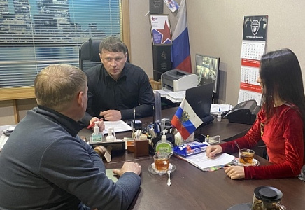 ДЕПУТАТЫ ОТ КИРОВСКОЙ "РОДИНЫ" ПОМОГЛИ ДОГОВОРИТЬСЯ ПЕРЕВОЗЧИКУ И МУНИЦИПАЛИТЕТУ