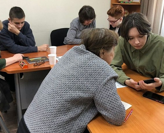 В общественной приемной Вячеслава Илюхина состоялось обучающее занятие проекта "Смартфон – ваш друг"
