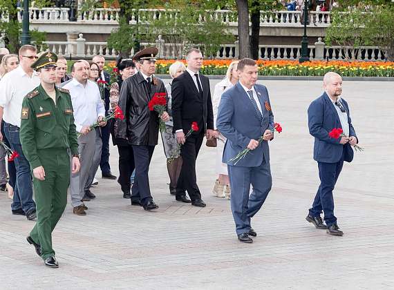 Представители "РОДИНЫ" возложили венки и цветы к могиле Неизвестного солдата, 06.05.2016