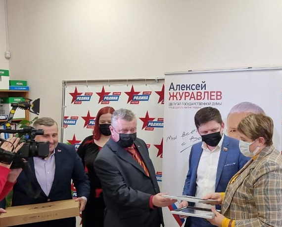 В приемной Алексея Журавлева в Тамбове состоялось награждение победителей конкурса на лучшее сочинение по Достоевскому