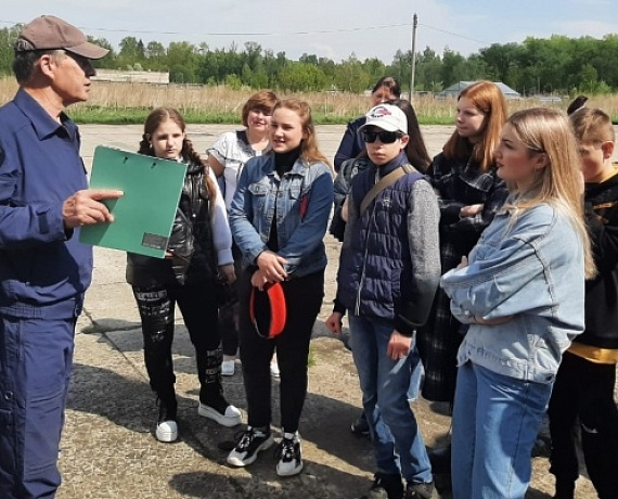 КАЛУЖСКАЯ "РОДИНА" ОРГАНИЗОВАЛА ЭКСКУРСИЮ ПО АЭРОДРОМУ ДЛЯ ШКОЛЬНИКОВ 6-8 КЛАССОВ