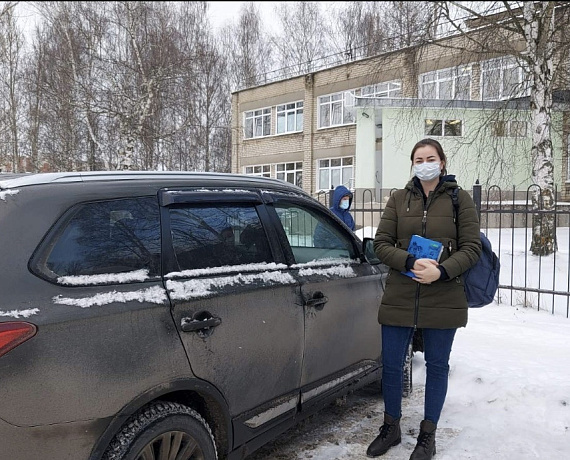 Активисты Ярославской "РОДИНЫ" развозят врачей по больным