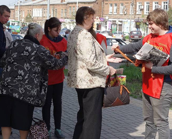 Активисты Новочеркасска раздавали георгиевские ленты в пику "бизнесменам от патриотизма"