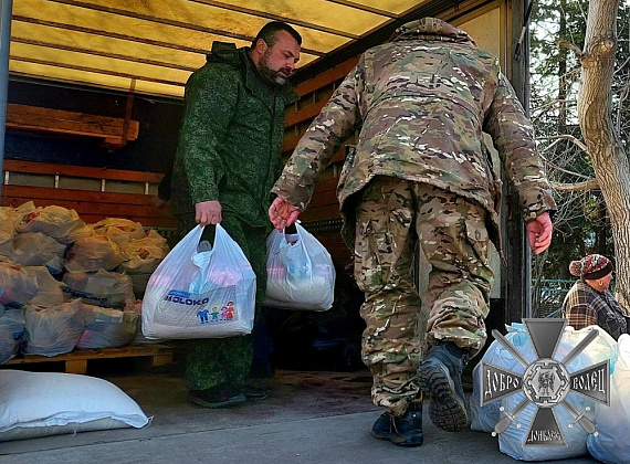 Журавлев с соратниками привезли гумпомощь в село Калиновка (ДНР, 29.03.2022)