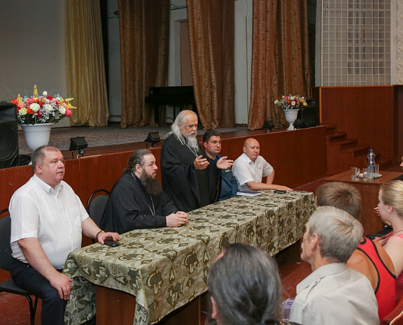 "РОДИНА" организовала встречу беженцев с митрополитом в Пензе