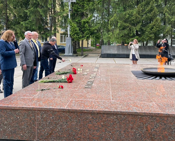 Журавлев в Сыктывкаре возложил цветы к мемориалу "Скорбящий воин"