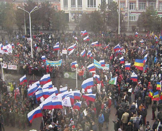 Родинцы Новочеркасска вышли на митинг в поддержку Крыма