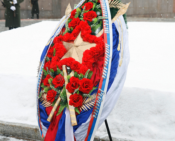23 февраля пензенские родинцы возложили цветы и венки к памятнику Победы