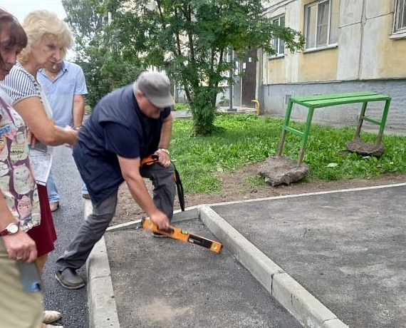 Наказы избирателей Вячеславу Илюхину выполняются - идет благоустройство дворов и ремонт дороги