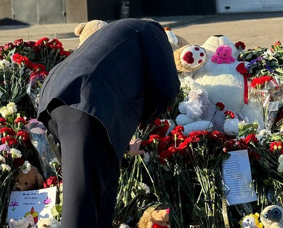 Соратники партии "РОДИНА" возложили цветы в память о жертвах теракта в "Крокусе"