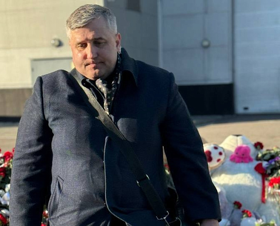 Соратники партии "РОДИНА" возложили цветы в память о жертвах теракта в "Крокусе"