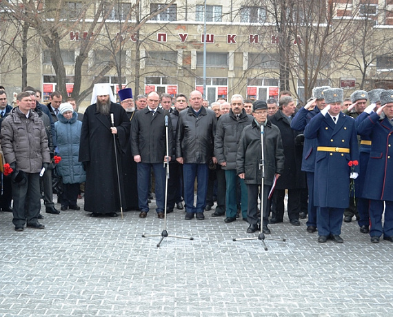 Челябинские активисты возложили цветы к памятнику "Доблестным сынам Отечества"