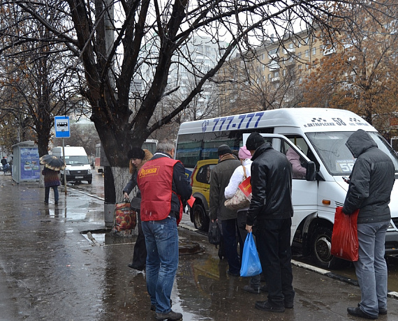 Патриоты Саратова поддержали пикетами выборы в Новороссии