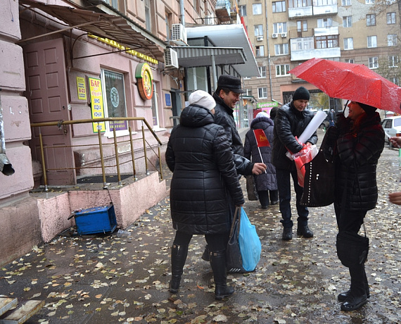Патриоты Саратова поддержали пикетами выборы в Новороссии