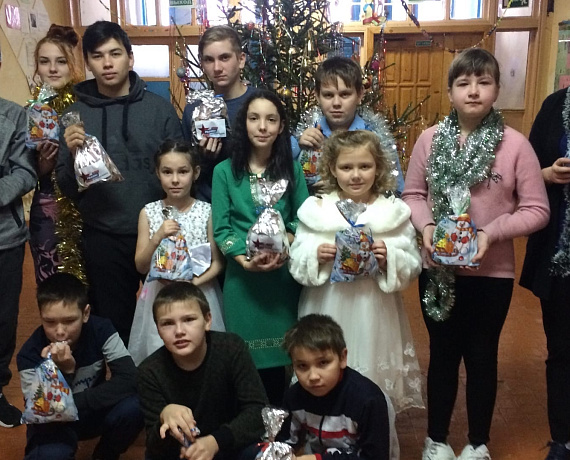 Кировские родинцы передали новогодние подарки сельским школьникам