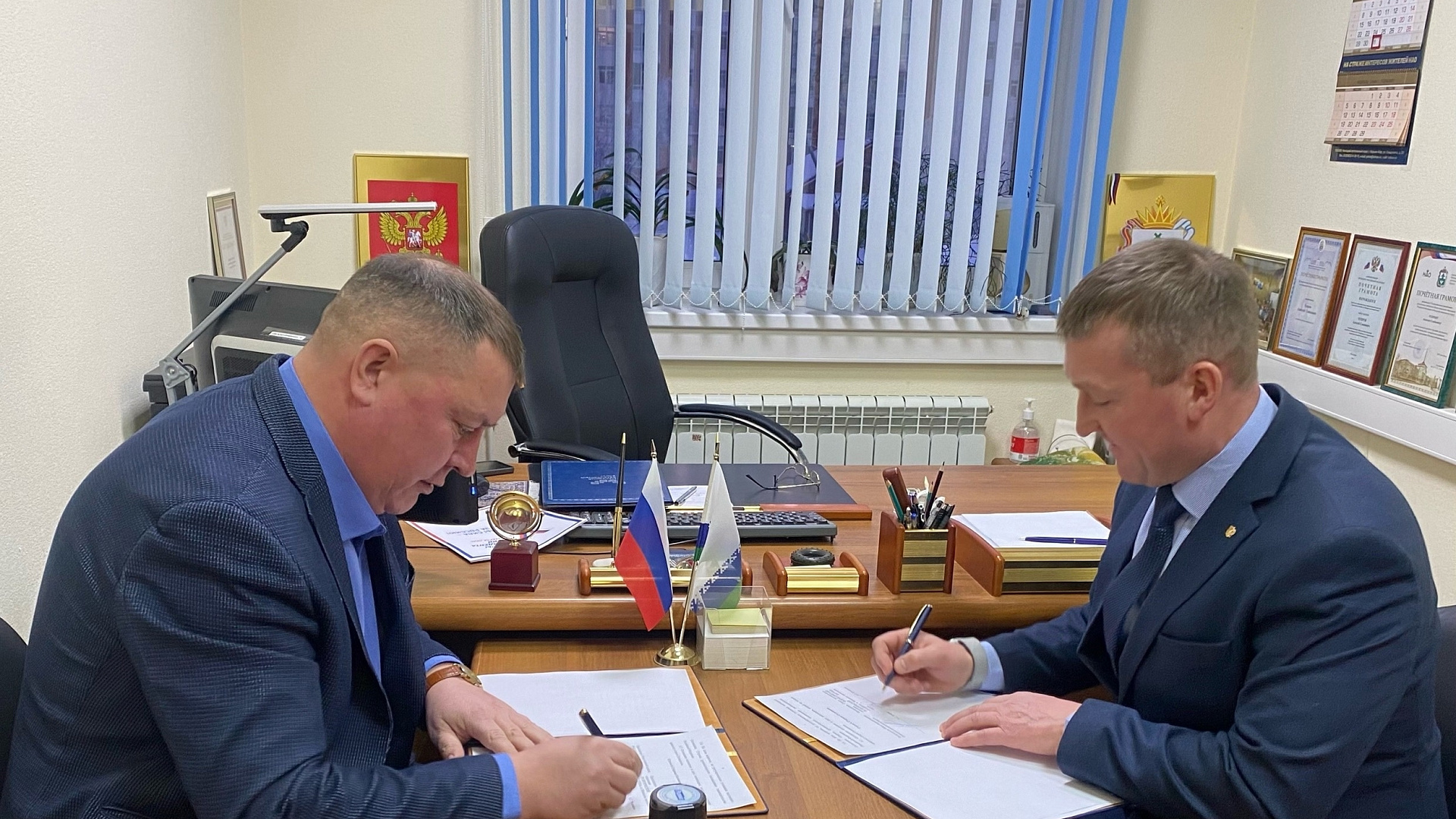 Ружников подписал соглашение о сотрудничестве между Общественной палатой НАО и партией "РОДИНА"