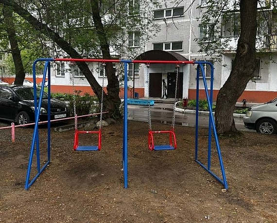 В новосибирском дворе завершена реконструкция детской площадки, средства выделил из своего фонда Вячеслав Илюхин