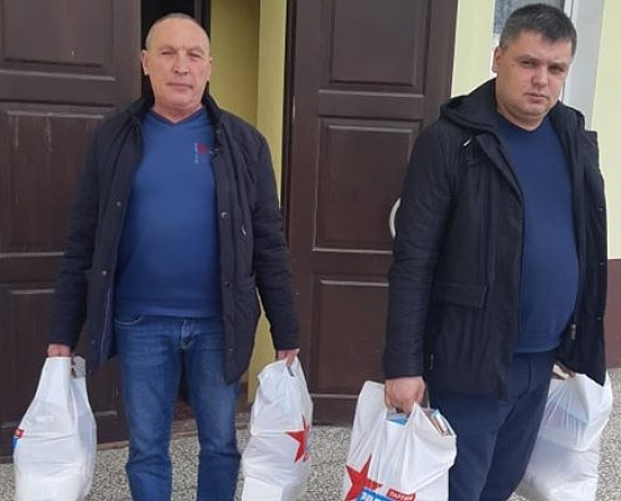 В Семилукском районе Воронежской области соратники раздали продуктовые наборы многодетным и малоимущим семьям