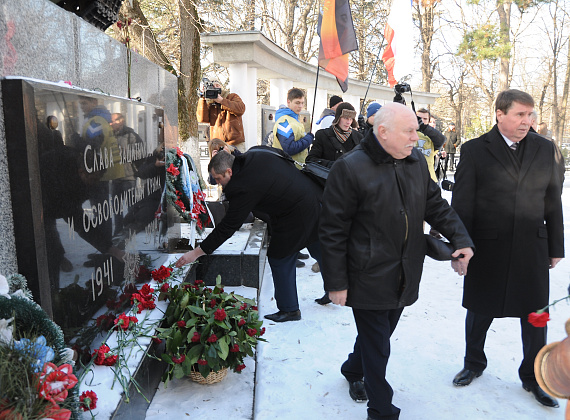 Возложение цветов к Долгоруковскому обелиску и митинг у памятника воинам-освободителям Симферополя, 4 февраля 2014 г.