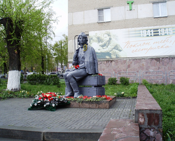 В Челябинске провели митинг у памятника медсестрам