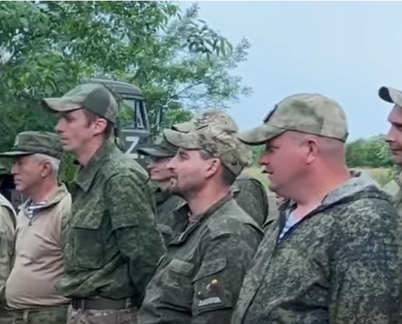 Алексей Журавлев сказал добровольцам-новобранцам слова напутствия и вручил шевроны