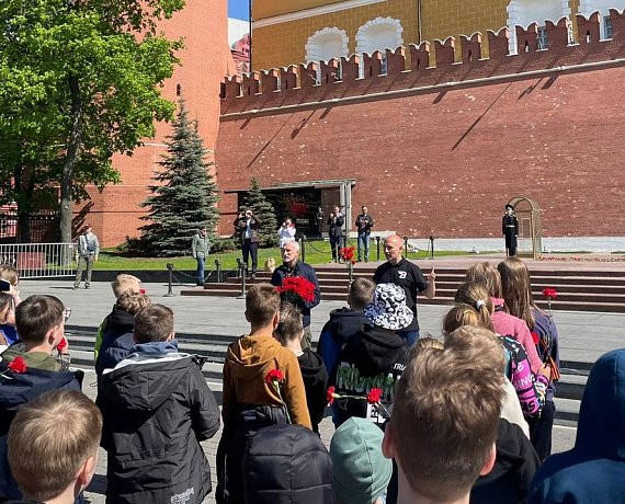 Журавлев вместе с юными спортсменами возложил цветы к Вечному огню